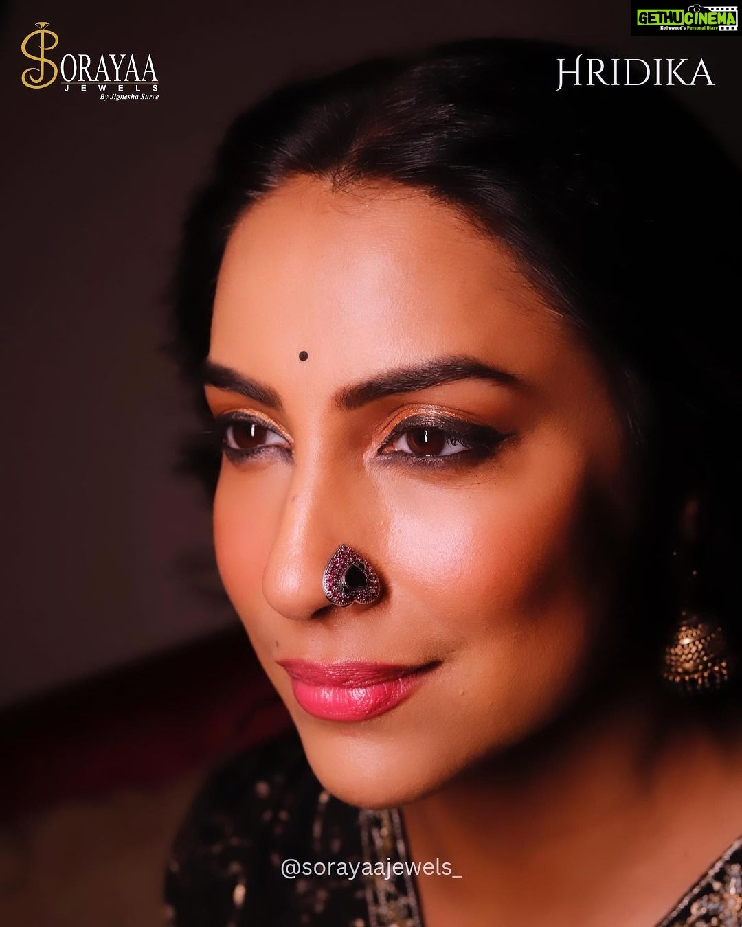 Kranti Redkar Instagram - Sorayaa Jewels gleefully announces collection ✨ *A Small Treasure: Nathani* ✨a timeless source of Elegance and Grandauer paired with our everlasting Beauty Kranti Redkar Wankhede. Comprising of Six Pieces of Magnificence: 1. Gul 2. Niharika 3. Hridika 4. Ruhi 5. Naira 6. Medhini that are Meticulously Designed in 22k Silver (916) with High quality coloured stones in precision that are sweat and tarnish proof incarnated with values that are carried on for Ages and Beauty that it holds is Eternal. The Meenakari designs on Niharika, Hridika and Ruhi have set the new standards of traditions ✨💫🧿 Shop from Sorayaa, where versatility lies in every piece of jewellery your own and adorn💎 📸 : @vilas__000 Styling : @saileerajpurenagane Nathani : @sorayaajewels_ Hair : @reshmachaugule2511