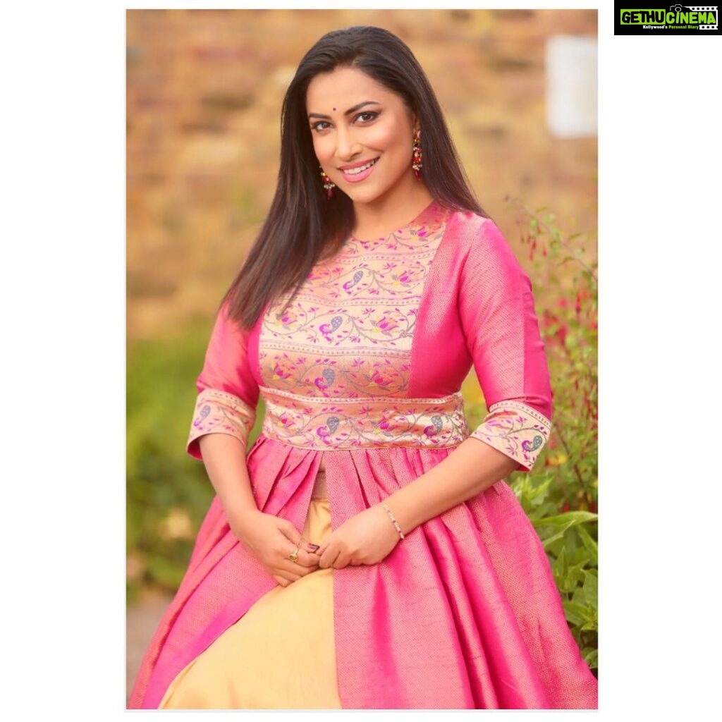 Kranti Redkar Instagram - Thank you @durggapaithanisbydarshna for this beautiful ethnic wear. Do follow @durggapaithanisbydarshna for more such styles and for some Gorgeous ethnic wear this Diwali .