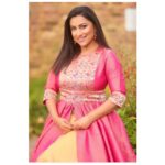 Kranti Redkar Instagram - Thank you @durggapaithanisbydarshna for this beautiful ethnic wear. Do follow @durggapaithanisbydarshna for more such styles and for some Gorgeous ethnic wear this Diwali .