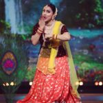 Kranti Redkar Instagram – My most favourite #radhakrishna portrayed in the most iconic song Mohe Rang Do Laal. Thanking my guru Sau @soniaparchure and our @sharayu_nritya_kalamandir for always imbibing in us the right values and insisting us always to be true to our art,and also, encouraging us on performing Kathak whenever we can. #immensegratitude . Do watch #dholkichyatalawar Grand finale Tonight at 8pm. 

Styling by @saileerajpurenagane

Costume by @nakshi.anjali

Jweller by @sorayaajewels_

Hair by @sonali20_official

clik by @hdmomentz.in

Make-up : @khanolkar.r 

Costume Assistant :  @manepriyanka85 

#love #dance #reality #show #fun #friends #kathak #radhakrishna