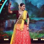 Kranti Redkar Instagram – My most favourite #radhakrishna portrayed in the most iconic song Mohe Rang Do Laal. Thanking my guru Sau @soniaparchure and our @sharayu_nritya_kalamandir for always imbibing in us the right values and insisting us always to be true to our art,and also, encouraging us on performing Kathak whenever we can. #immensegratitude . Do watch #dholkichyatalawar Grand finale Tonight at 8pm. 

Styling by @saileerajpurenagane

Costume by @nakshi.anjali

Jweller by @sorayaajewels_

Hair by @sonali20_official

clik by @hdmomentz.in

Make-up : @khanolkar.r 

Costume Assistant :  @manepriyanka85 

#love #dance #reality #show #fun #friends #kathak #radhakrishna