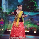 Kranti Redkar Instagram – My most favourite #radhakrishna portrayed in the most iconic song Mohe Rang Do Laal. Thanking my guru Sau @soniaparchure and our @sharayu_nritya_kalamandir for always imbibing in us the right values and insisting us always to be true to our art,and also, encouraging us on performing Kathak whenever we can. #immensegratitude . Do watch #dholkichyatalawar Grand finale Tonight at 8pm. 

Styling by @saileerajpurenagane

Costume by @nakshi.anjali

Jweller by @sorayaajewels_

Hair by @sonali20_official

clik by @hdmomentz.in

Make-up : @khanolkar.r 

Costume Assistant :  @manepriyanka85 

#love #dance #reality #show #fun #friends #kathak #radhakrishna