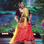 Kranti Redkar Instagram – My most favourite #radhakrishna portrayed in the most iconic song Mohe Rang Do Laal. Thanking my guru Sau @soniaparchure and our @sharayu_nritya_kalamandir for always imbibing in us the right values and insisting us always to be true to our art,and also, encouraging us on performing Kathak whenever we can. #immensegratitude . Do watch #dholkichyatalawar Grand finale Tonight at 8pm. 

Styling by @saileerajpurenagane

Costume by @nakshi.anjali

Jweller by @sorayaajewels_

Hair by @sonali20_official

clik by @hdmomentz.in

Make-up : @khanolkar.r 

Costume Assistant :  @manepriyanka85 

#love #dance #reality #show #fun #friends #kathak #radhakrishna
