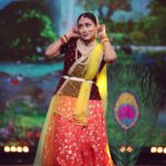 Kranti Redkar Instagram – My most favourite #radhakrishna portrayed in the most iconic song Mohe Rang Do Laal. Thanking my guru Sau @soniaparchure and our @sharayu_nritya_kalamandir for always imbibing in us the right values and insisting us always to be true to our art,and also, encouraging us on performing Kathak whenever we can. #immensegratitude . Do watch #dholkichyatalawar Grand finale Tonight at 8pm. 

Styling by @saileerajpurenagane

Costume by @nakshi.anjali

Jweller by @sorayaajewels_

Hair by @sonali20_official

clik by @hdmomentz.in

Make-up : @khanolkar.r 

Costume Assistant :  @manepriyanka85 

#love #dance #reality #show #fun #friends #kathak #radhakrishna
