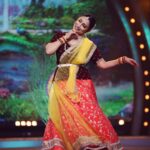 Kranti Redkar Instagram – My most favourite #radhakrishna portrayed in the most iconic song Mohe Rang Do Laal. Thanking my guru Sau @soniaparchure and our @sharayu_nritya_kalamandir for always imbibing in us the right values and insisting us always to be true to our art,and also, encouraging us on performing Kathak whenever we can. #immensegratitude . Do watch #dholkichyatalawar Grand finale Tonight at 8pm. 

Styling by @saileerajpurenagane

Costume by @nakshi.anjali

Jweller by @sorayaajewels_

Hair by @sonali20_official

clik by @hdmomentz.in

Make-up : @khanolkar.r 

Costume Assistant :  @manepriyanka85 

#love #dance #reality #show #fun #friends #kathak #radhakrishna