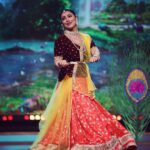 Kranti Redkar Instagram – My most favourite #radhakrishna portrayed in the most iconic song Mohe Rang Do Laal. Thanking my guru Sau @soniaparchure and our @sharayu_nritya_kalamandir for always imbibing in us the right values and insisting us always to be true to our art,and also, encouraging us on performing Kathak whenever we can. #immensegratitude . Do watch #dholkichyatalawar Grand finale Tonight at 8pm. 

Styling by @saileerajpurenagane

Costume by @nakshi.anjali

Jweller by @sorayaajewels_

Hair by @sonali20_official

clik by @hdmomentz.in

Make-up : @khanolkar.r 

Costume Assistant :  @manepriyanka85 

#love #dance #reality #show #fun #friends #kathak #radhakrishna