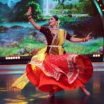 Kranti Redkar Instagram - My most favourite #radhakrishna portrayed in the most iconic song Mohe Rang Do Laal. Thanking my guru Sau @soniaparchure and our @sharayu_nritya_kalamandir for always imbibing in us the right values and insisting us always to be true to our art,and also, encouraging us on performing Kathak whenever we can. #immensegratitude . Do watch #dholkichyatalawar Grand finale Tonight at 8pm. Styling by @saileerajpurenagane Costume by @nakshi.anjali Jweller by @sorayaajewels_ Hair by @sonali20_official clik by @hdmomentz.in Make-up : @khanolkar.r Costume Assistant : @manepriyanka85 #love #dance #reality #show #fun #friends #kathak #radhakrishna