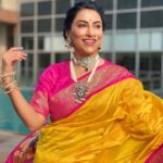Kranti Redkar Instagram - ये लक्ष्मी ,ये सरस्वती यही दुर्गा का अवतार है ये अनुसूया, यही सावित्री यही काली रूप का वैभव है नारी शक्ति को प्रणाम दुर्गा माँ को वंदन Saree: @kapsepaithaniofficial Stylist : @saileerajpurenagane Blouse : @veushalee_fashion_studio Jewellery : @sorayaajewels_ Hair : @reshmachaugule2511 Photography : @vilas__000