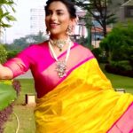 Kranti Redkar Instagram - It was sheer joy to don the luxurious @kapsepaithaniofficial this Navratri. Celebrating the color Yellow with their finest weaves. These sarees are like heirlooms . They get passed on for generations to come. Thank you @kapsepaithaniofficial for showering me with this richness. Saree: @kapsepaithaniofficial Stylist : @saileerajpurenagane Blouse : @veushalee_fashion_studio Jewellery : @sorayaajewels_ Hair : @reshmachaugule2511 Photography : @vilas__000 Song : @ashishpatil_the_lavniking @avadhoot_gupte 😇😇