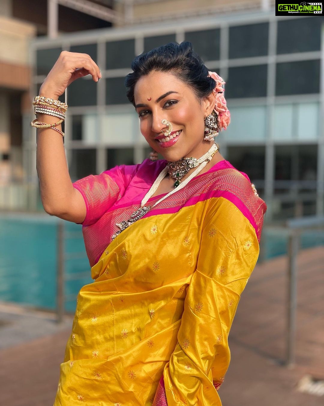 Kranti Redkar Instagram - ये लक्ष्मी ,ये सरस्वती यही दुर्गा का अवतार है ये अनुसूया, यही सावित्री यही काली रूप का वैभव है नारी शक्ति को प्रणाम दुर्गा माँ को वंदन Saree: @kapsepaithaniofficial Stylist : @saileerajpurenagane Blouse : @veushalee_fashion_studio Jewellery : @sorayaajewels_ Hair : @reshmachaugule2511 Photography : @vilas__000