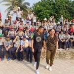 Kranti Redkar Instagram - Clean up drive of the mangroves at carter road bandra in association with @swachha_vasundhara_abhiyaan .As the famous saying goes to bring a change be the change yourself. A selfless good deed is everything. Dont do it for others do it for your own mental health and happiness. We call her our Mother Nature , we owe it to our Mother Nature and Mother India 😇 @castellinozidaan it was such a pleasure meeting you ❤️ keep up the great work . 📸: @fletcher.patel.1
