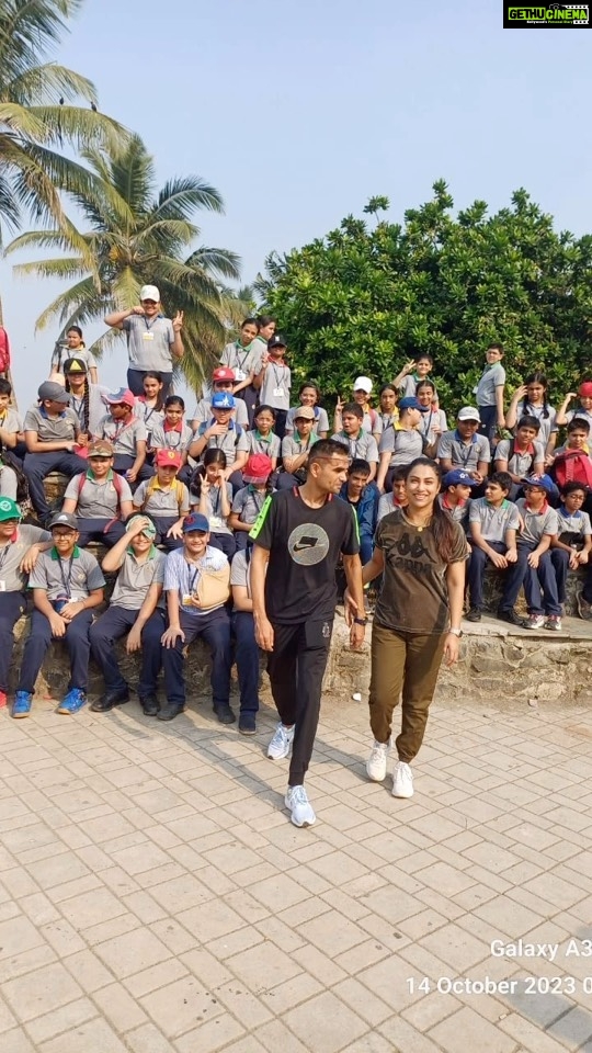Kranti Redkar Instagram - Clean up drive of the mangroves at carter road bandra in association with @swachha_vasundhara_abhiyaan .As the famous saying goes to bring a change be the change yourself. A selfless good deed is everything. Dont do it for others do it for your own mental health and happiness. We call her our Mother Nature , we owe it to our Mother Nature and Mother India 😇 @castellinozidaan it was such a pleasure meeting you ❤️ keep up the great work . 📸: @fletcher.patel.1