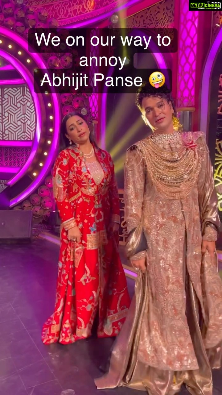 Kranti Redkar Instagram - Oh my god how could I forget to post this one @ashishpatil_the_lavniking @abhijitpanse @amrutakhanvilkar @chaitalisoparkar @amrutakhanvilkar what subtle performance wahhh 🙋🏻♀️🙋🏻♀️🙋🏻♀️