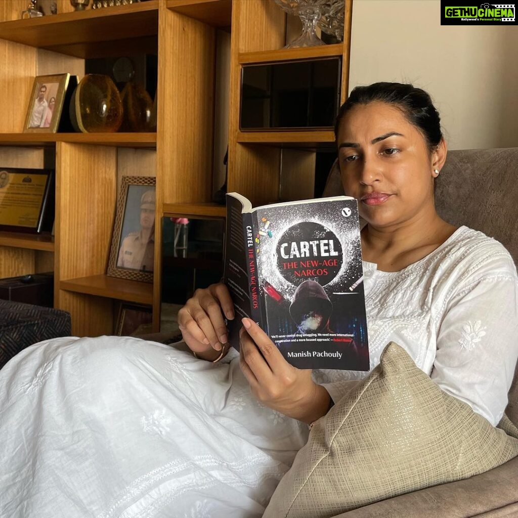 Kranti Redkar Instagram - Making my lazy Sunday afternoon thrilling with this must read book. It holds a cause that me and Sameer are so passionate about “Drug Prevention”. The book is an important read for parents and youngsters, as it reveals the notorious intentions of narcotics traffickers to trap youths in the dirty world of drug peddling and consumption. #cartelthenewagenarcos