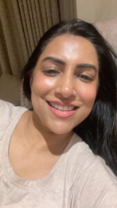 Kranti Redkar Instagram - Pls avoid the crazy happening behind . And try to listen to my voice 🙈