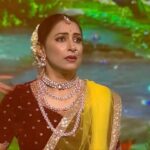 Kranti Redkar Instagram – परीक्षक क्रांती रेडकर – वानखेडेच्या नृत्याने सजला महामंच..
पाहा “ढोलकीच्या तालावर” – महाअंतिम सोहळा – उत्तरार्ध, 1 ऑक्टोबर रात्री 8:00 वा. फक्त कलर्स मराठीवर आणि कधीही #JioCinema वर. 
#DholkichyaTalavar #ColorsMarathi #RangManalaBhidnare