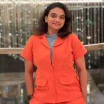 Krishna Praba Instagram - No filters no editing… Captured with happiness and love..🤗🧡 Friendship rolling.. Pic by @nbswaraj @kaillash7 Location @kochimarriott #friendship #love #affection #bonding #orange Marriott Kochi Hotel