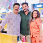 Krishna Praba Instagram - സൗഹൃദങ്ങളുടെ കൂടാരം , സ്നേഹത്തിന്റെയു. @kaillash7 @krishnapraba_momentzz #kailash #krishnaprabha #swarajnb #nbs #love #photoshoot #photooftheday #instagram #insta #instadaily #instalike #instafashion #instalove #fashionstyle #fashionista #fashionable #lulu #lulumall #kochi #kerala #actorkailash Costa Coffee, Lulu Mall, Kochi