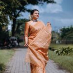 Krishna Praba Instagram – My favourite #tussarsilk #saree from @mayoorikha_kochi 

.📸 @sharath._.babu._ 
@l4lavendermedia 
.
.
#saree #sareelove #fashionmodel #fashion #traditional #silk #silksarees #silkpress #silkscreen #silksaree