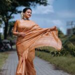 Krishna Praba Instagram - My favourite #tussarsilk #saree from @mayoorikha_kochi .📸 @sharath._.babu._ @l4lavendermedia . . #saree #sareelove #fashionmodel #fashion #traditional #silk #silksarees #silkpress #silkscreen #silksaree