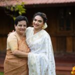 Krishna Praba Instagram - ചിങ്ങം 1 ഹൃദയം നിറഞ്ഞ പുതുവത്സാരാശംസകൾ 🌼 @nakshatragoldanddiamonds @evolvehospitality @hospitalityevolve @mayoorikha_kochi @kondai_lip_resort @l4lavendermedia #onam #celebrity #celebration #chingam1 #white #happiness