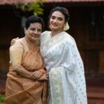 Krishna Praba Instagram - ചിങ്ങം 1 ഹൃദയം നിറഞ്ഞ പുതുവത്സാരാശംസകൾ 🌼 @nakshatragoldanddiamonds @evolvehospitality @hospitalityevolve @mayoorikha_kochi @kondai_lip_resort @l4lavendermedia #onam #celebrity #celebration #chingam1 #white #happiness