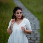 Krishna Praba Instagram - Don’t limit yourself , Happiness depends upon ourselves 😁🥳 Georgette Alia cut kurthi with hakoba yoke @mayoorikha_kochi Jewelry- @nakshatragoldanddiamonds Location @kondai_lip_resort 📸 @l4lavendermedia . . #fashion #fashionmodel #white #happiness #peace Kondai Lip Backwater Heritage Resort Alappuzha