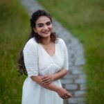 Krishna Praba Instagram - Don’t limit yourself , Happiness depends upon ourselves 😁🥳 Georgette Alia cut kurthi with hakoba yoke @mayoorikha_kochi Jewelry- @nakshatragoldanddiamonds Location @kondai_lip_resort 📸 @l4lavendermedia . . #fashion #fashionmodel #white #happiness #peace Kondai Lip Backwater Heritage Resort Alappuzha