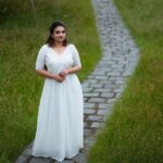 Krishna Praba Instagram - Don’t limit yourself , Happiness depends upon ourselves 😁🥳 Georgette Alia cut kurthi with hakoba yoke @mayoorikha_kochi Jewelry- @nakshatragoldanddiamonds Location @kondai_lip_resort 📸 @l4lavendermedia . . #fashion #fashionmodel #white #happiness #peace Kondai Lip Backwater Heritage Resort Alappuzha