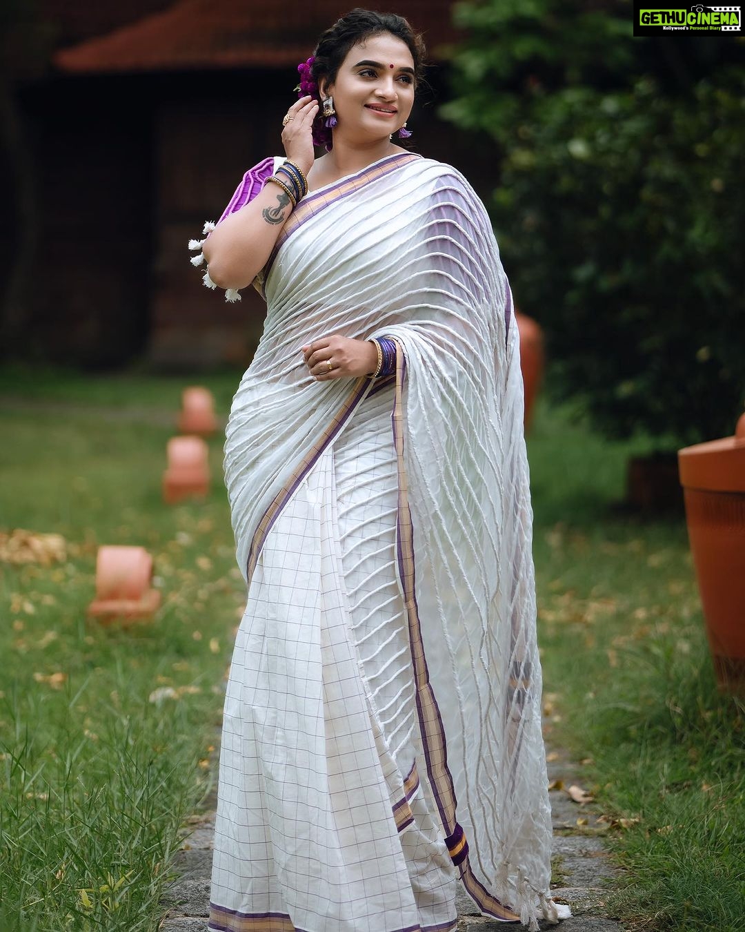 Krishna Praba Instagram - White๐ค Purple ๐ rope ๐ค๐๐ค๐ Kerala saree๐คฉ Rockkk this Onam with @sajawat_designerhub_bridalshop . . Styling by @styling_by_js @l4lavendermedia @kondai_lip_resort @hospitalityevolve #purple #rope #design #trending #fashion #white #onam #traditional #backwaters Kondai Lip Backwater Heritage Resort Alappuzha