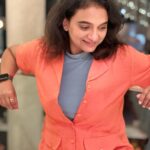 Krishna Praba Instagram - No filters no editing… Captured with happiness and love..🤗🧡 Friendship rolling.. Pic by @nbswaraj @kaillash7 Location @kochimarriott #friendship #love #affection #bonding #orange Marriott Kochi Hotel