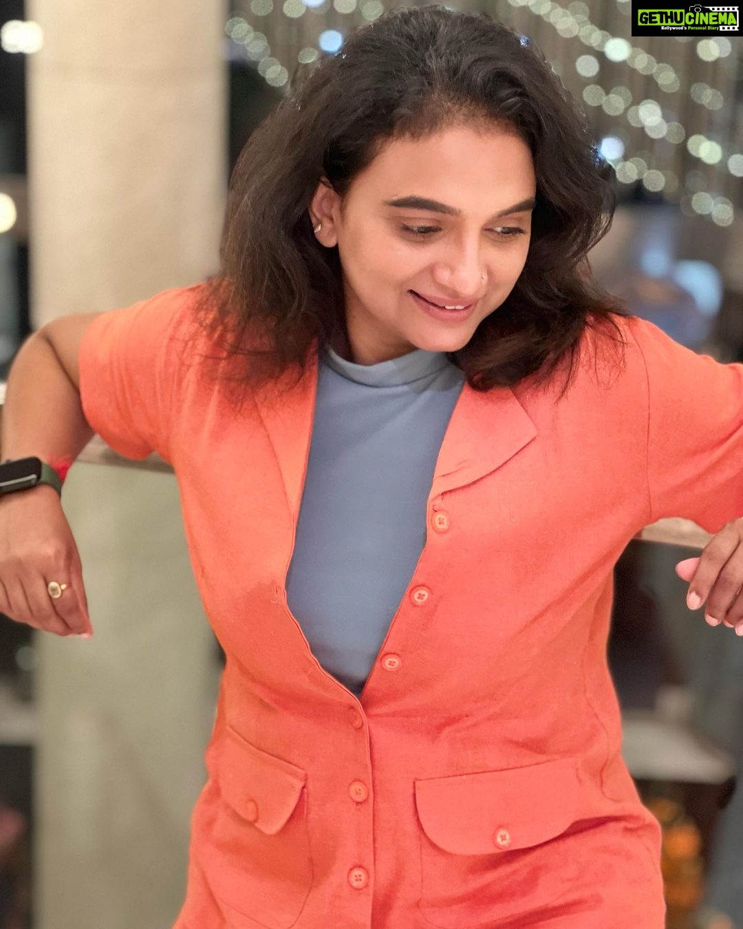 Krishna Praba Instagram - No filters no editing… Captured with happiness and love..🤗🧡 Friendship rolling.. Pic by @nbswaraj @kaillash7 Location @kochimarriott #friendship #love #affection #bonding #orange Marriott Kochi Hotel