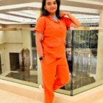Krishna Praba Instagram - No filters no editing… Captured with happiness and love..🤗🧡 Friendship rolling.. Pic by @nbswaraj @kaillash7 Location @kochimarriott #friendship #love #affection #bonding #orange Marriott Kochi Hotel