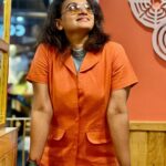 Krishna Praba Instagram - No filters no editing… Captured with happiness and love..🤗🧡 Friendship rolling.. Pic by @nbswaraj @kaillash7 Location @kochimarriott #friendship #love #affection #bonding #orange Marriott Kochi Hotel
