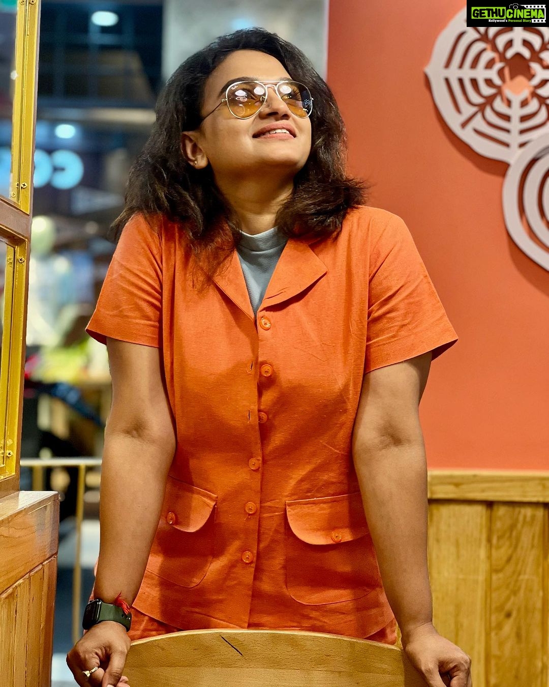 Krishna Praba Instagram - No filters no editing… Captured with happiness and love..🤗🧡 Friendship rolling.. Pic by @nbswaraj @kaillash7 Location @kochimarriott #friendship #love #affection #bonding #orange Marriott Kochi Hotel