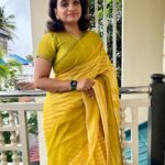 Krishna Praba Instagram – ⭐️💛💛⭐️

Outfit – @sajawat_designerhub_bridalshop 
Designed by
@s_3_j_ 
@styling_by_js 

📸 @laijumohan7 

#yellow #sareelove #casual #saree