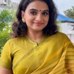 Krishna Praba Instagram – ⭐️💛💛⭐️

Outfit – @sajawat_designerhub_bridalshop 
Designed by
@s_3_j_ 
@styling_by_js 

📸 @laijumohan7 

#yellow #sareelove #casual #saree