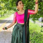 Krishna Praba Instagram - അൽപ്പം nostu.. കുറച്ച് തമിഴ്.. അൽപം പച്ച..🌿 ഉടുതുണി @sajawat_designerhub_bridalshop ഉടുതുണി മുതലാളി, അലങ്കരിക്കലും @styling_by_js . . . #fashion #tradional #green #pavada #blouse #actor #picoftheday