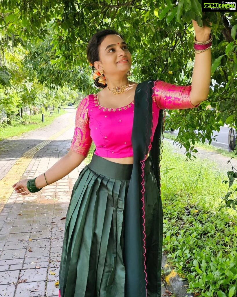 Krishna Praba Instagram - അൽപ്പം nostu.. കുറച്ച് തമിഴ്.. അൽപം പച്ച..🌿 ഉടുതുണി @sajawat_designerhub_bridalshop ഉടുതുണി മുതലാളി, അലങ്കരിക്കലും @styling_by_js . . . #fashion #tradional #green #pavada #blouse #actor #picoftheday