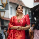 Krishna Praba Instagram - Tradition Meets Trendy Inframe: @krishnapraba_momentzz Production: @l4lavendermedia City Bridal Fest : ( May 5 - July 5 ) 2 മാസം നീണ്ട് നിൽക്കുന്ന വിവാഹാഘോഷങ്ങൾ. * Win Diamond Ring : City Silk ബ്രൈഡൽ സെക്ഷൻ സന്ദർശിക്കൂ Diamond Ring സ്വന്തമാക്കൂ... * 100% Cash back offer : വിവാഹ പർച്ചേസ് നടത്തിയവരിൽ നിന്നും നറുക്കെടുപ്പിലൂടെ തിരഞ്ഞെടുക്കുന്ന ഒരാൾക്ക് ലഭിക്കുന്നു full Cashback. *ഒപ്പം 3000 രൂപ മുതലുള്ള വെറൈറ്റി ബ്രൈഡൽ ഡ്രെസ്സുകളും. For more details please contact at +91 9526899599 . . #CitySilks #citybridalfest #citysilksmundakkayam #citysilksperumbavoor #citysilkspalarivattom #cityshopping #citybride #citysilksedapally #citysilksfamilydestination #bestdesign #bestclothing #bestclothingstore #bestclothingever #clothingdesign #clothingstore #clothingspot #cashback #cashbackoffer #offer #offerprices #offersale #diamondring #winner #contest #wedding #weddingcollection #weddingdress #weddingdesign #weddingsaree City Silks