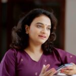 Krishna Praba Instagram - Raag - DESH 🎼🎵 Beethi jath + Megharaagam Just a collab and trail Thanks my Hindustani vocal Guru @sushanth_k_s Colleagues @rithumanthra_ @amaresh_pepperwine 📸 @sharath._.babu._ @hafizmohammedx @l4_lavender_media 🎙️ @noise_gate_media #music #hindustanibhau #hindustani #vocal #celebrity #actress #dancer