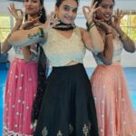 Krishna Praba Instagram - Love this song♥️ Nazar Na Lage.. @payaldevofficial @manisharani002 @thandavdanceschool @dee_mzzz_ @__abhiiz__ #reelsinstagram #reels #dancereels #actor #singers #dancer #reelkarofeelkaro #reelitfeelit #bollywoodsongs #albums