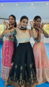Krishna Praba Instagram - Love this song♥️
Nazar Na Lage..

@payaldevofficial
@manisharani002

@thandavdanceschool
@dee_mzzz_
@__abhiiz__

#reelsinstagram #reels #dancereels #actor #singers #dancer #reelkarofeelkaro #reelitfeelit #bollywoodsongs #albums