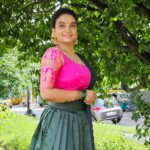 Krishna Praba Instagram - അൽപ്പം nostu.. കുറച്ച് തമിഴ്.. അൽപം പച്ച..🌿 ഉടുതുണി @sajawat_designerhub_bridalshop ഉടുതുണി മുതലാളി, അലങ്കരിക്കലും @styling_by_js . . . #fashion #tradional #green #pavada #blouse #actor #picoftheday