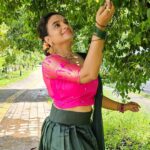 Krishna Praba Instagram - അൽപ്പം nostu.. കുറച്ച് തമിഴ്.. അൽപം പച്ച..🌿 ഉടുതുണി @sajawat_designerhub_bridalshop ഉടുതുണി മുതലാളി, അലങ്കരിക്കലും @styling_by_js . . . #fashion #tradional #green #pavada #blouse #actor #picoftheday