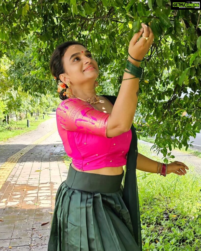 Krishna Praba Instagram - അൽപ്പം nostu.. കുറച്ച് തമിഴ്.. അൽപം പച്ച..🌿 ഉടുതുണി @sajawat_designerhub_bridalshop ഉടുതുണി മുതലാളി, അലങ്കരിക്കലും @styling_by_js . . . #fashion #tradional #green #pavada #blouse #actor #picoftheday