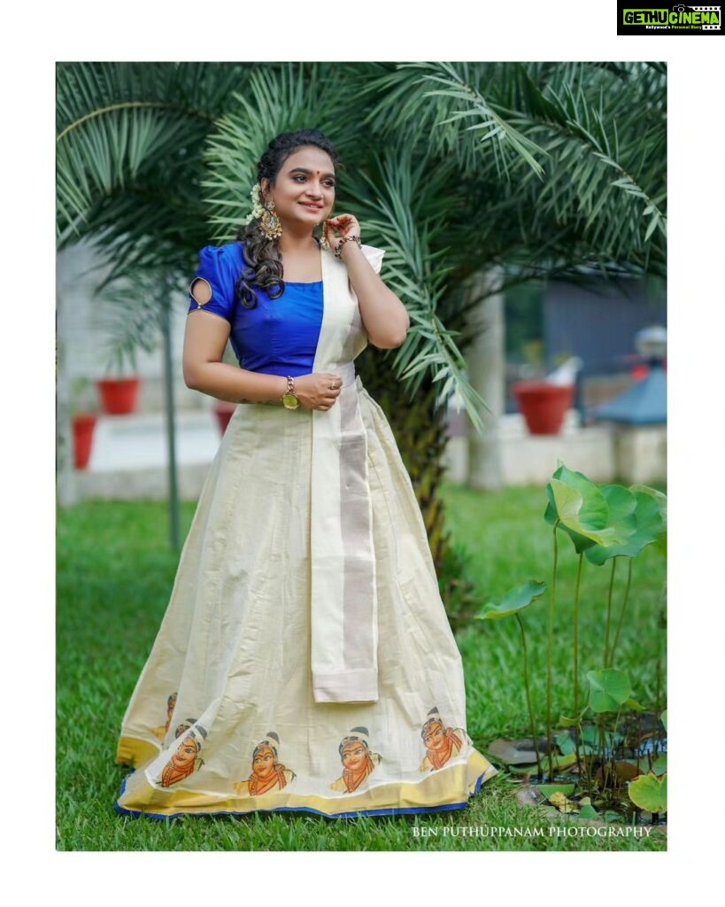 Krishna Praba Instagram - ഉത്രാടദിനാശംസകൾ..🌼 📷 @benputhuppanam_photography @sajawat_designerhub_bridalshop #onam #celebration #festival #kerala #godsowncountry