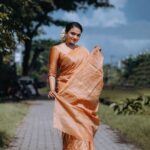 Krishna Praba Instagram - My favourite #tussarsilk #saree from @mayoorikha_kochi .📸 @sharath._.babu._ @l4lavendermedia . . #saree #sareelove #fashionmodel #fashion #traditional #silk #silksarees #silkpress #silkscreen #silksaree