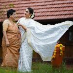Krishna Praba Instagram - ചിങ്ങം 1 ഹൃദയം നിറഞ്ഞ പുതുവത്സാരാശംസകൾ 🌼 @nakshatragoldanddiamonds @evolvehospitality @hospitalityevolve @mayoorikha_kochi @kondai_lip_resort @l4lavendermedia #onam #celebrity #celebration #chingam1 #white #happiness