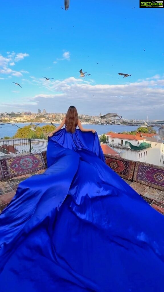 Kritika Sharma Instagram - I always wanted to do this whenever I use to see reels of Istanbul this was on my top list … aap ke bhi list mein hai ye karna toh comment section bolo yes ! Location @teras.istanbul A perfect place to make your dream photoshoot come true ! They give you the dress as well ! #istanbul #turkey #photoshoot #travel Istanbul, Turkey